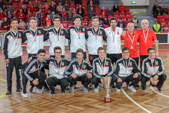 APL entrega ta&ccedil;a aos Campe&otilde;es Regionais
