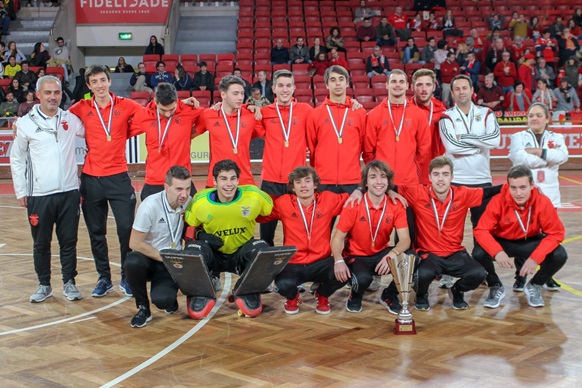 APL entrega ta&ccedil;a aos Campe&otilde;es Regionais