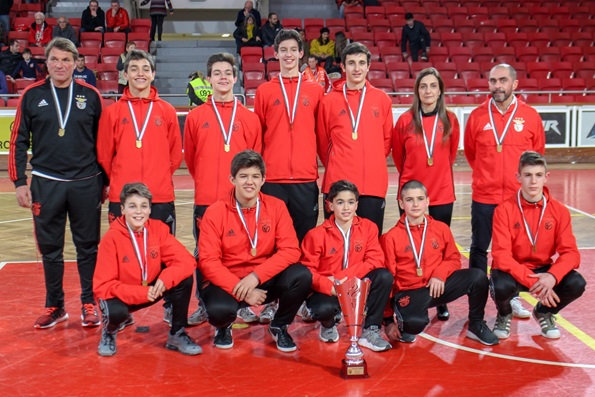 APL entrega ta&ccedil;a aos Campe&otilde;es Regionais